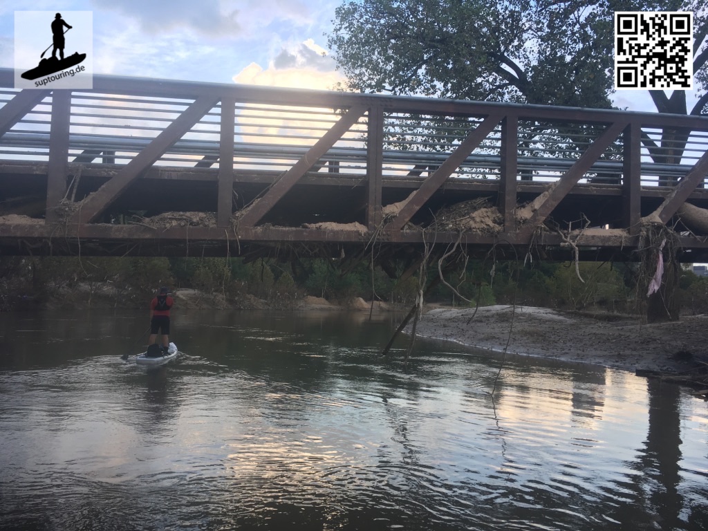 Auch diese Brücke zeigt eindrucksvoll, wie hoch das Wasser stand