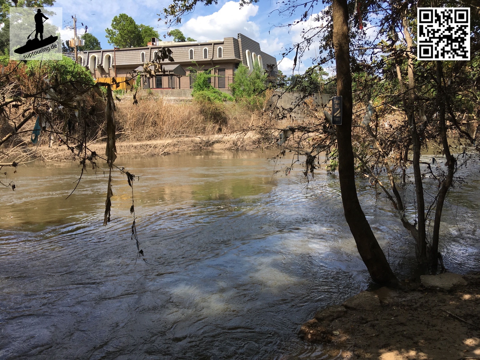 Buffalo Bayou mit starker Strömung bedingt durch den hohen Wasserstand