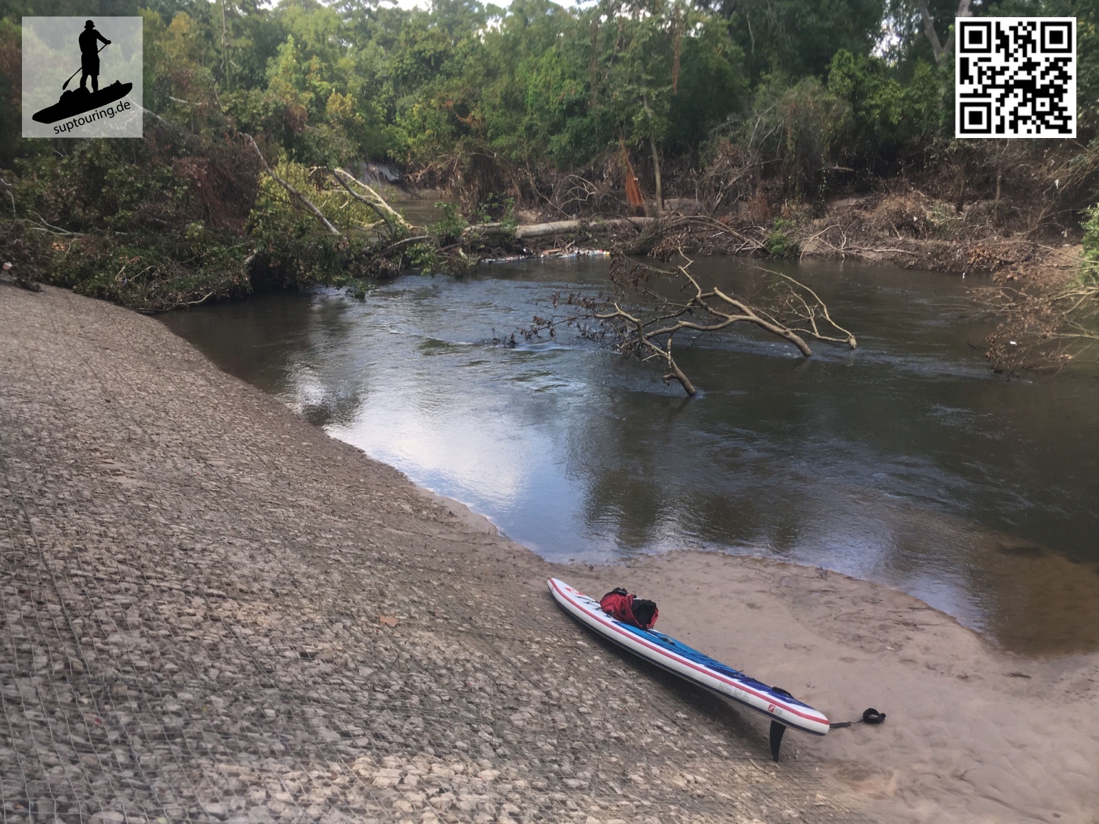 Ein großer Baum mitten im Buffalo Bayou zwingt uns zu umtragen