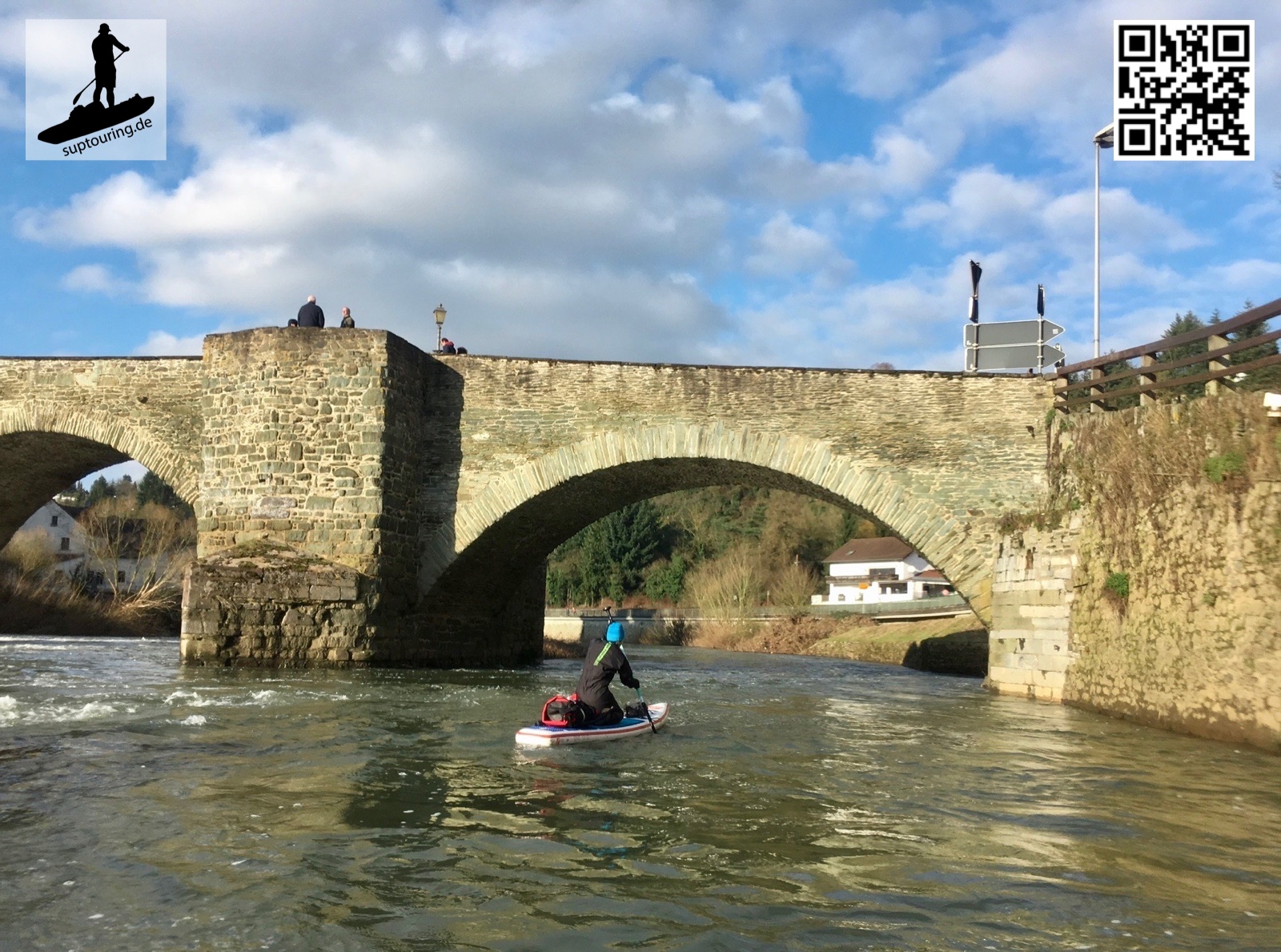 Das Wehr in Runkel mit historischer Brücke